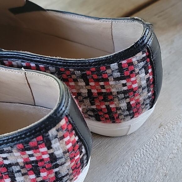 J/Slides Womens Slip On Shoes Red Black Geometric Round Toe Low Top 8 EUC - Picture 2 of 10